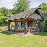 Traditional House Kal With Hot Tub - Happy Semic