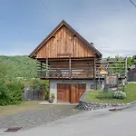 Traditional House Kal With Hot Tub - Happy Semic