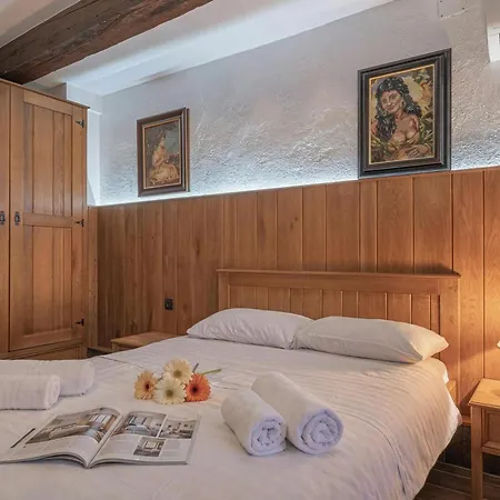 Traditional House Kal Garden & Jacuzzi - Happy Rentals * Semic